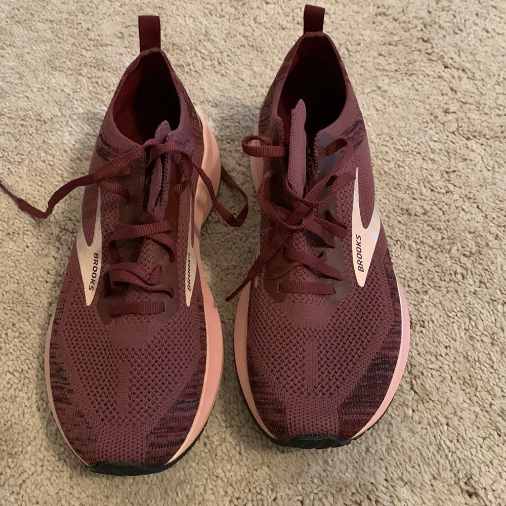 Brooks levitate tennis shoes